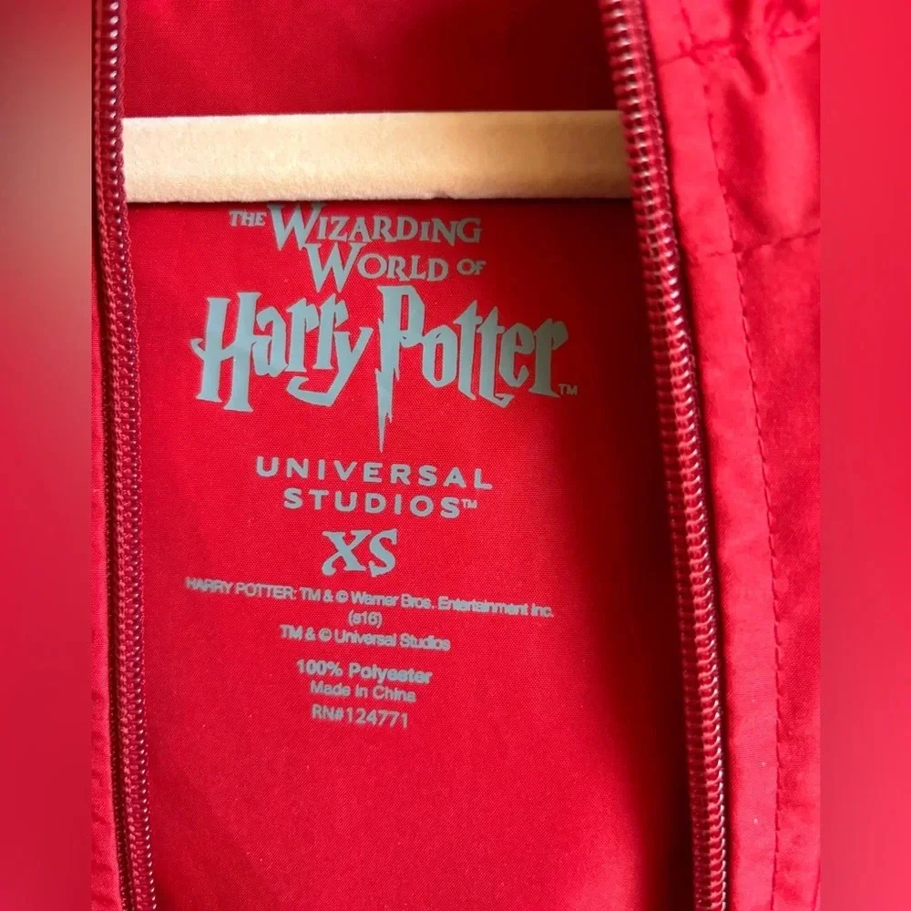 Universal Studios Official Harry Potter Gryffindor Hooded 1/4 Zip Windbr…